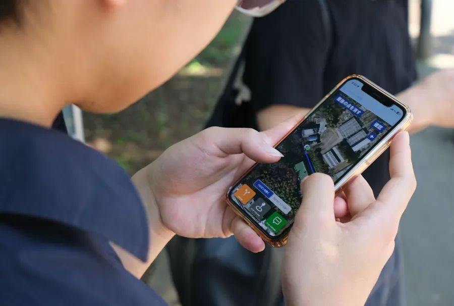 スマートフォンでEyeNavi Campusを操作している様子