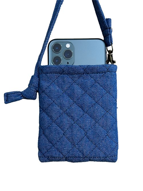 布製ネックポーチ デニム。青いキルティング生地にiPhoneを入れた状態