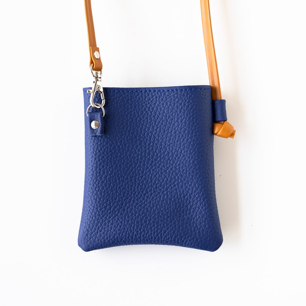 背面とストラップ金具のアップ。ナスカンで長さ調節が可能（大きく表示する）