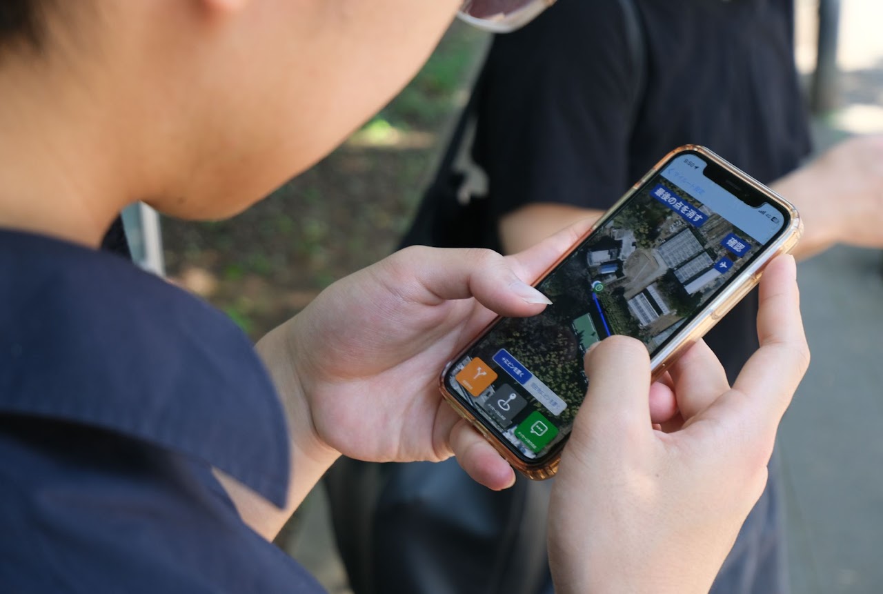 アイナビアプリを操作する様子